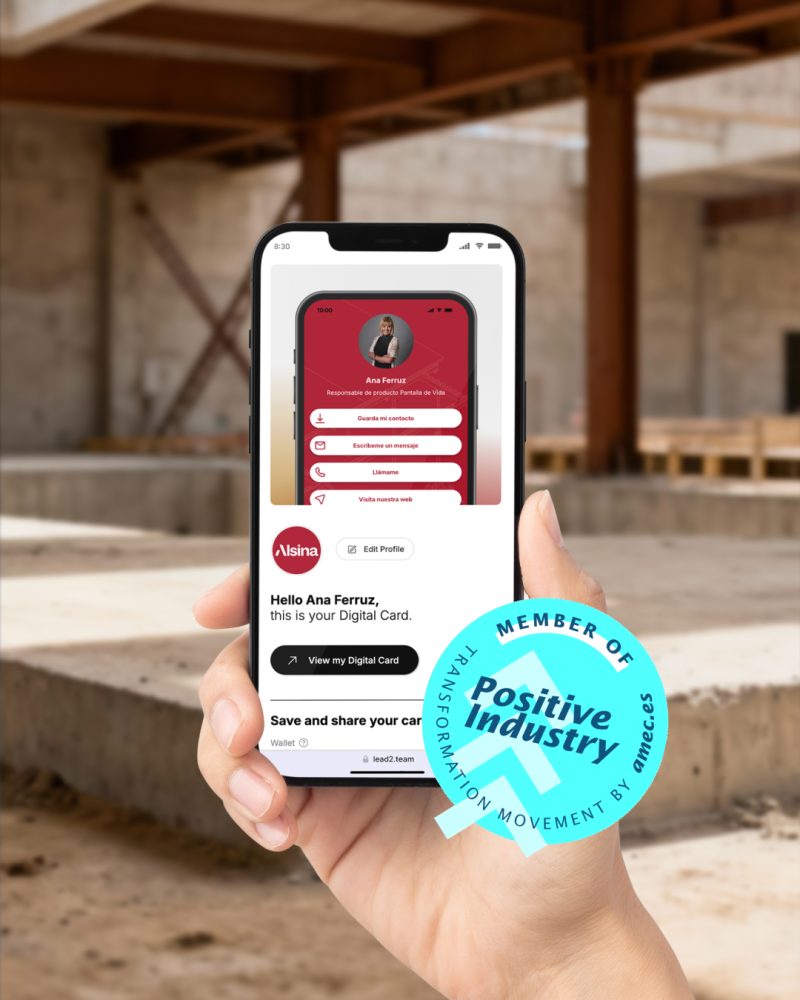 Imagen de un móvil que muestra la página de onboarding de la tarjeta digital y el selllo de positive industry.